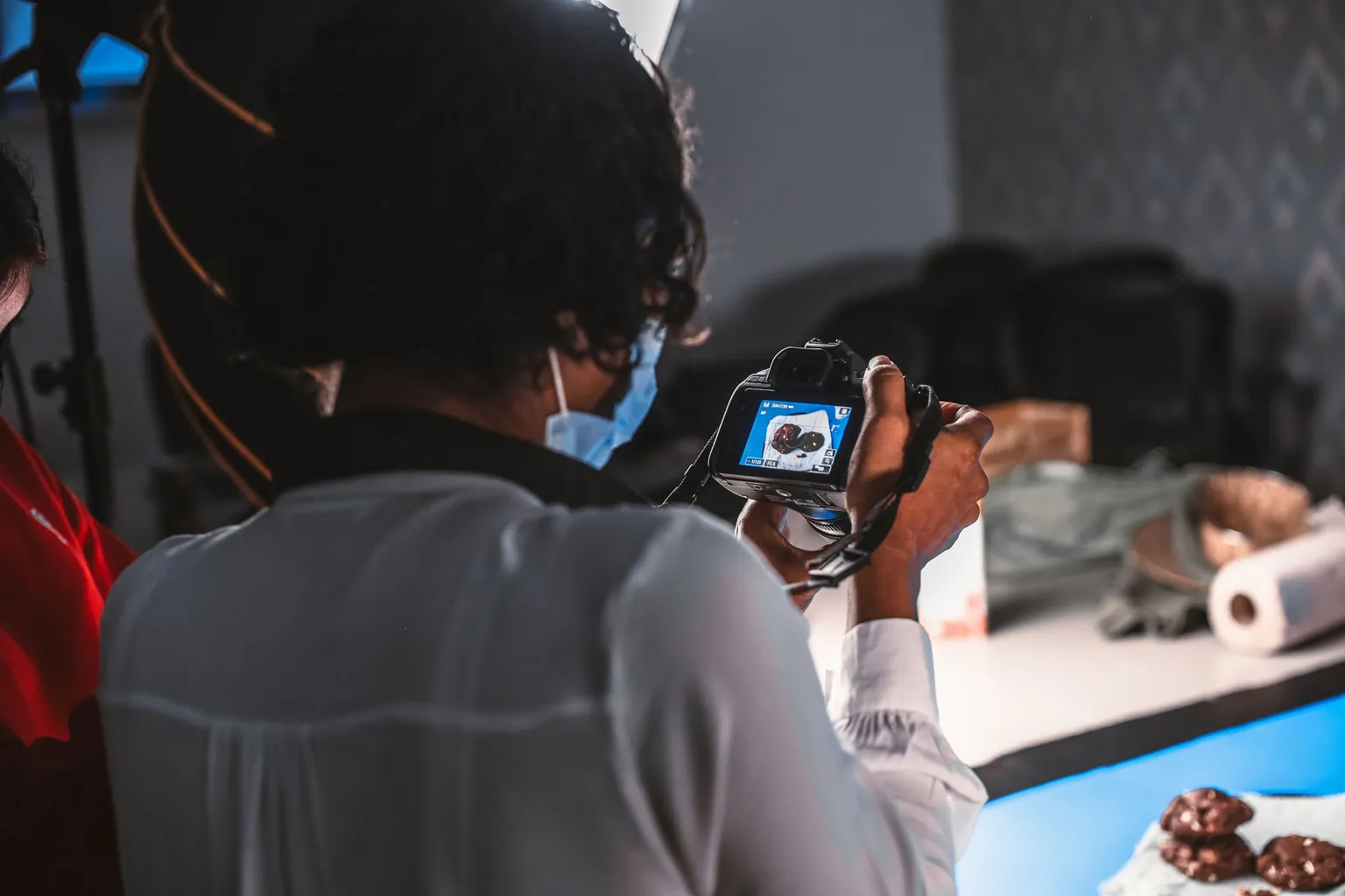 Fotógrafa haciendo fotos de producto para la ficha de una tienda online